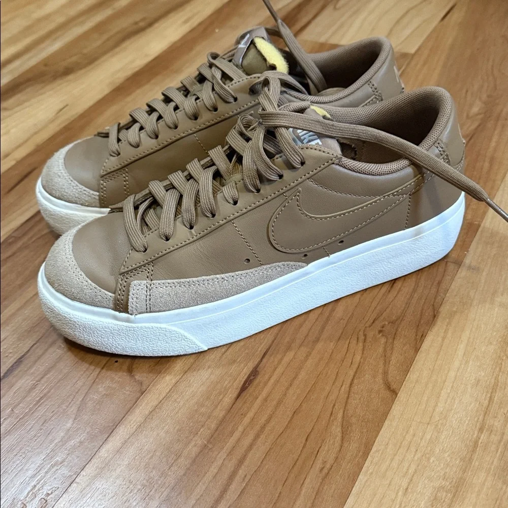 Like NEW NIKE platform sneakers